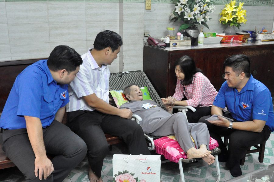 Lãnh đạo Đảng ủy Tổng Công ty Bến Thành thăm, tặng quà mẹ Việt Nam anh hùng Nguyễn Thanh Tùng