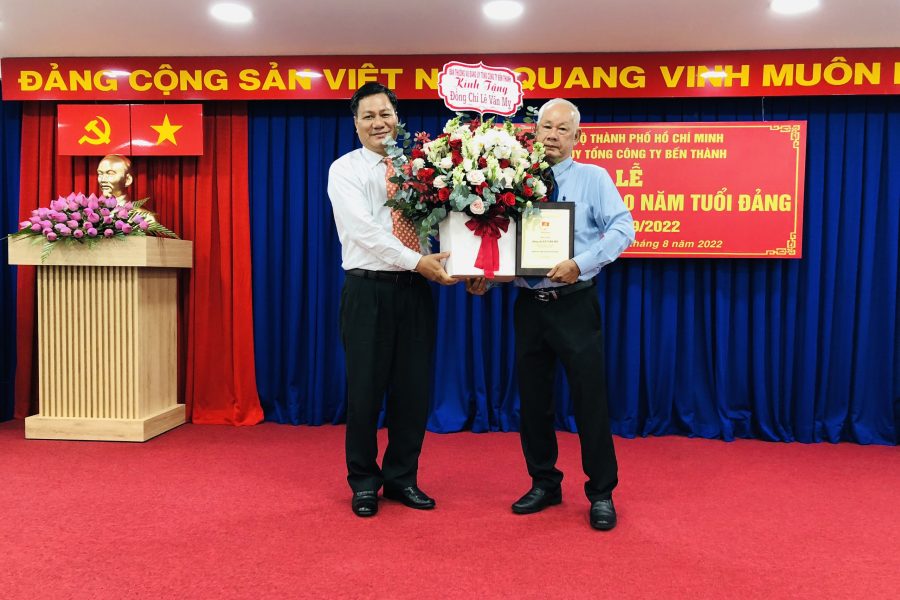 Trao tặng Huy hiệu 40 năm tuổi Đảng đợt 02/9/2022 tại Đảng ủy Tổng Công ty Bến Thành.