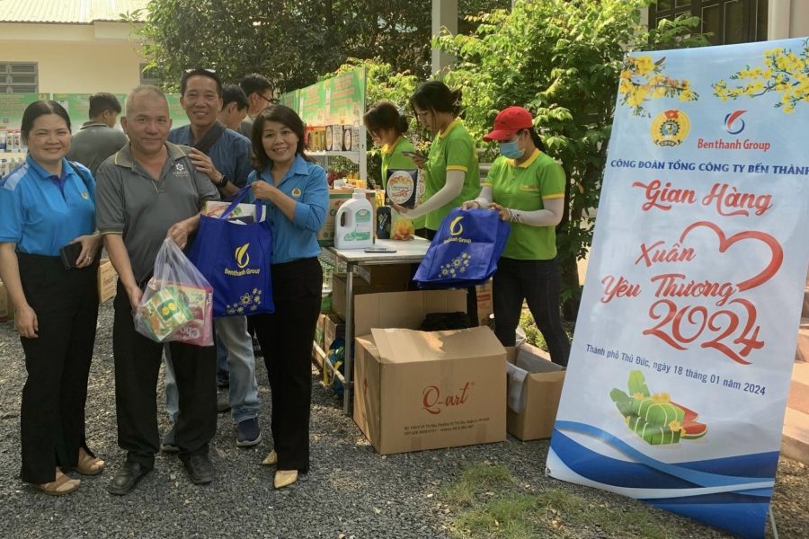 Gian hàng Xuân yêu thương Công đoàn Tổng Công ty Bến Thành thu hút 260 công nhân lao động khó khăn đến mua hàng.