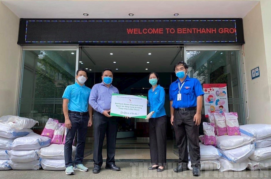 Lễ trao tặng Huy hiệu 30 năm tuổi Đảng cho đồng chí Đảng viên thuộc Đảng bộ Công ty Cổ phần Thương mại Hóc Môn - Benthanh Group