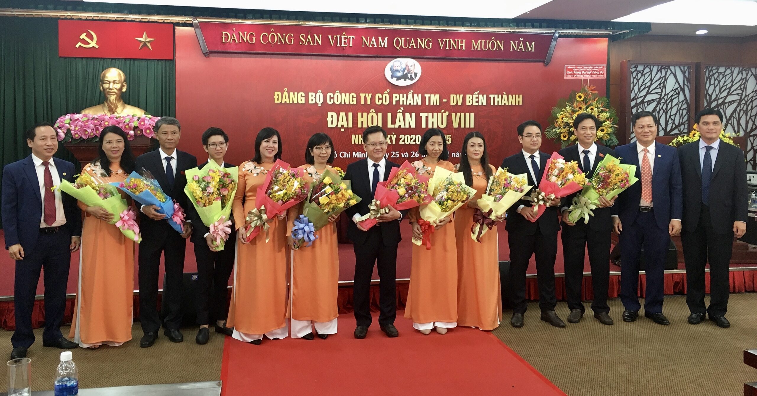 Lễ trao tặng Huy hiệu 30 năm tuổi Đảng cho đồng chí Đảng viên thuộc Đảng bộ Công ty Cổ phần Thương mại Hóc Môn - Benthanh Group