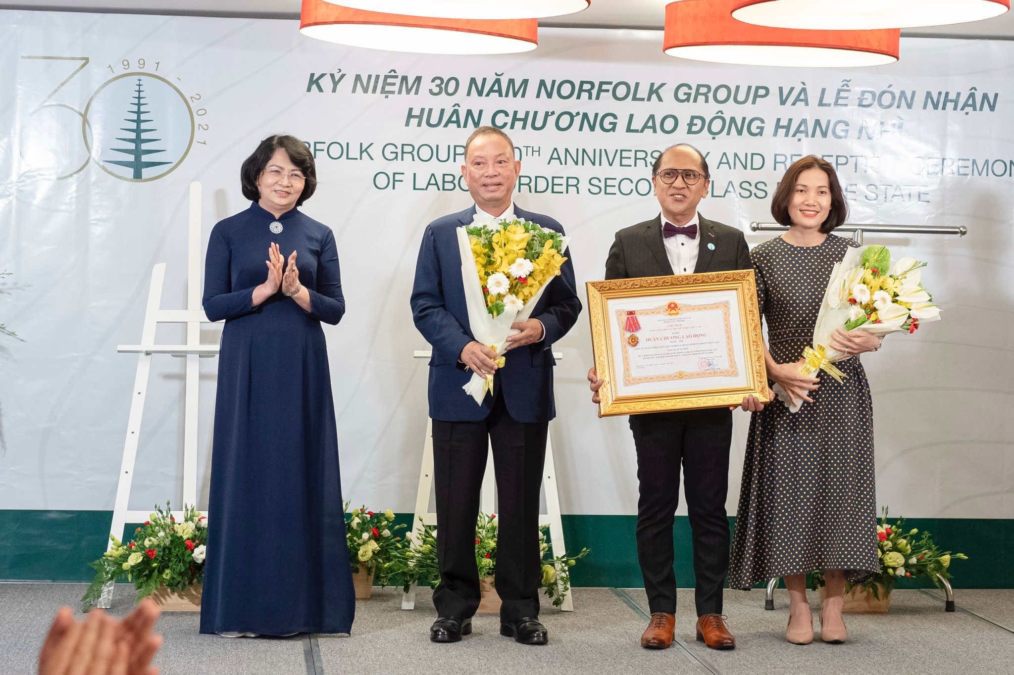 Lễ trao tặng Huy hiệu 30 năm tuổi Đảng cho đồng chí Đảng viên thuộc Đảng bộ Công ty Cổ phần Thương mại Hóc Môn - Benthanh Group