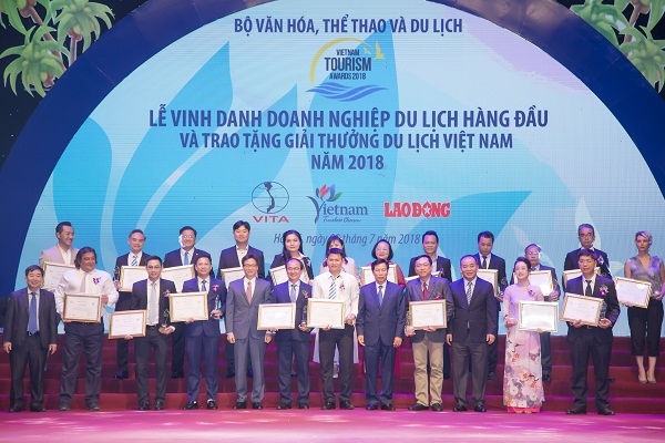 Lễ trao tặng Huy hiệu 30 năm tuổi Đảng cho đồng chí Đảng viên thuộc Đảng bộ Công ty Cổ phần Thương mại Hóc Môn - Benthanh Group